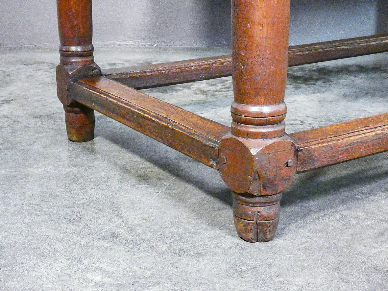 Solid oak desk with two front drawers, late 17th century 10