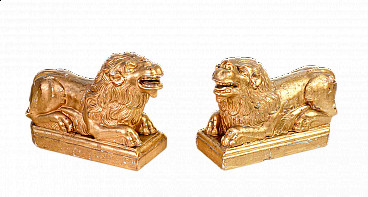 Pair of gilded wood carvings of lions, 17th century