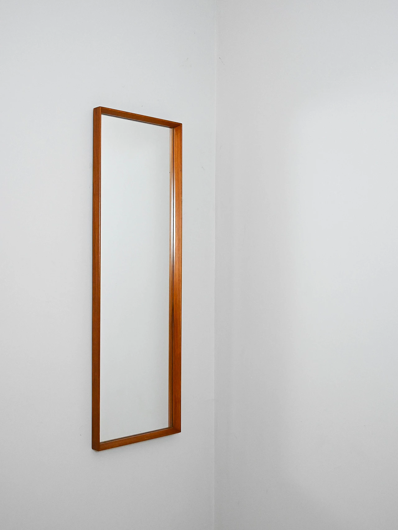 Specchio scandinavo rettangolare con cornice in teak, anni '60 1