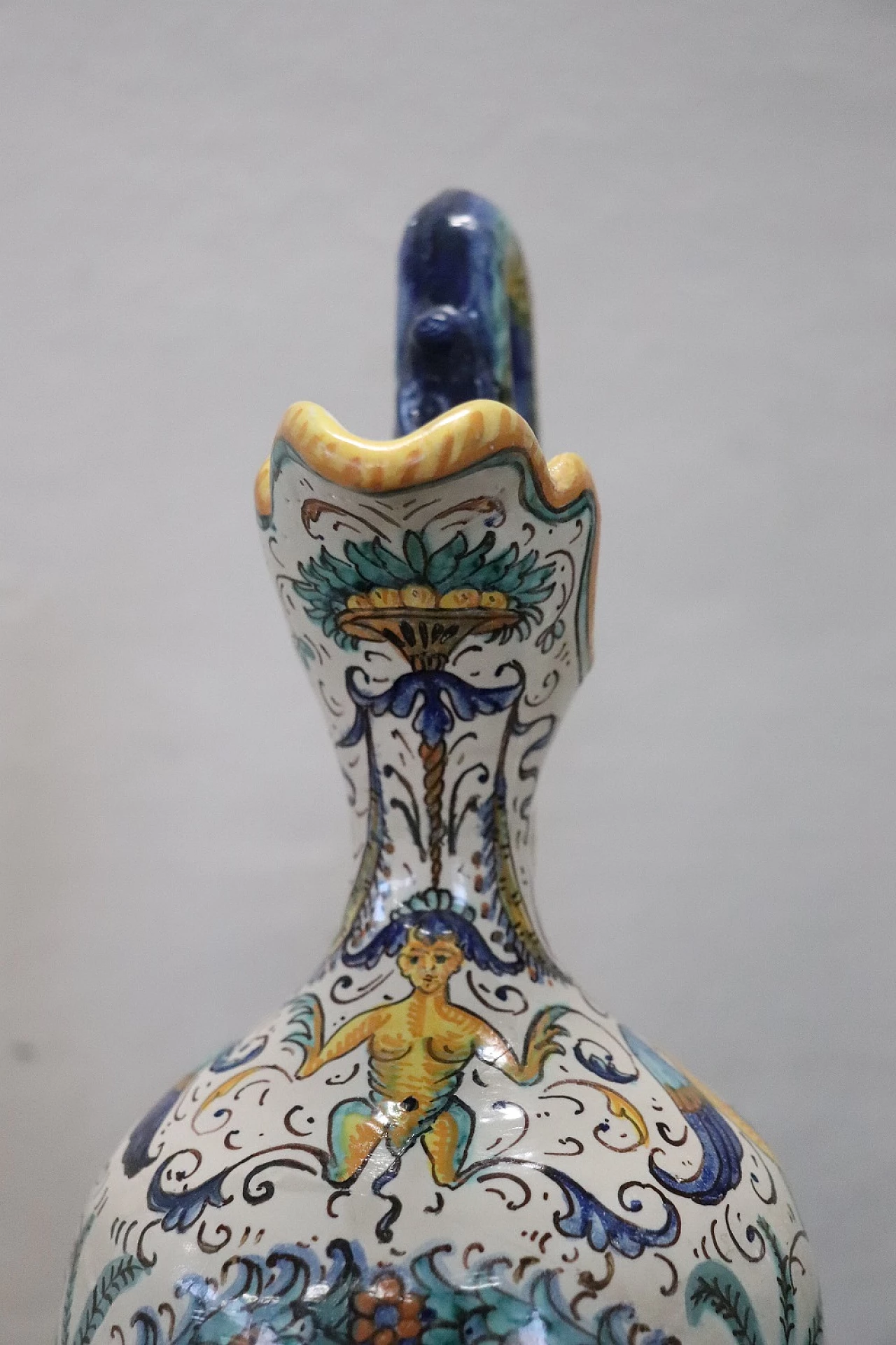 Pair of painted ceramic amphorae by Deruta, early 20th century 3