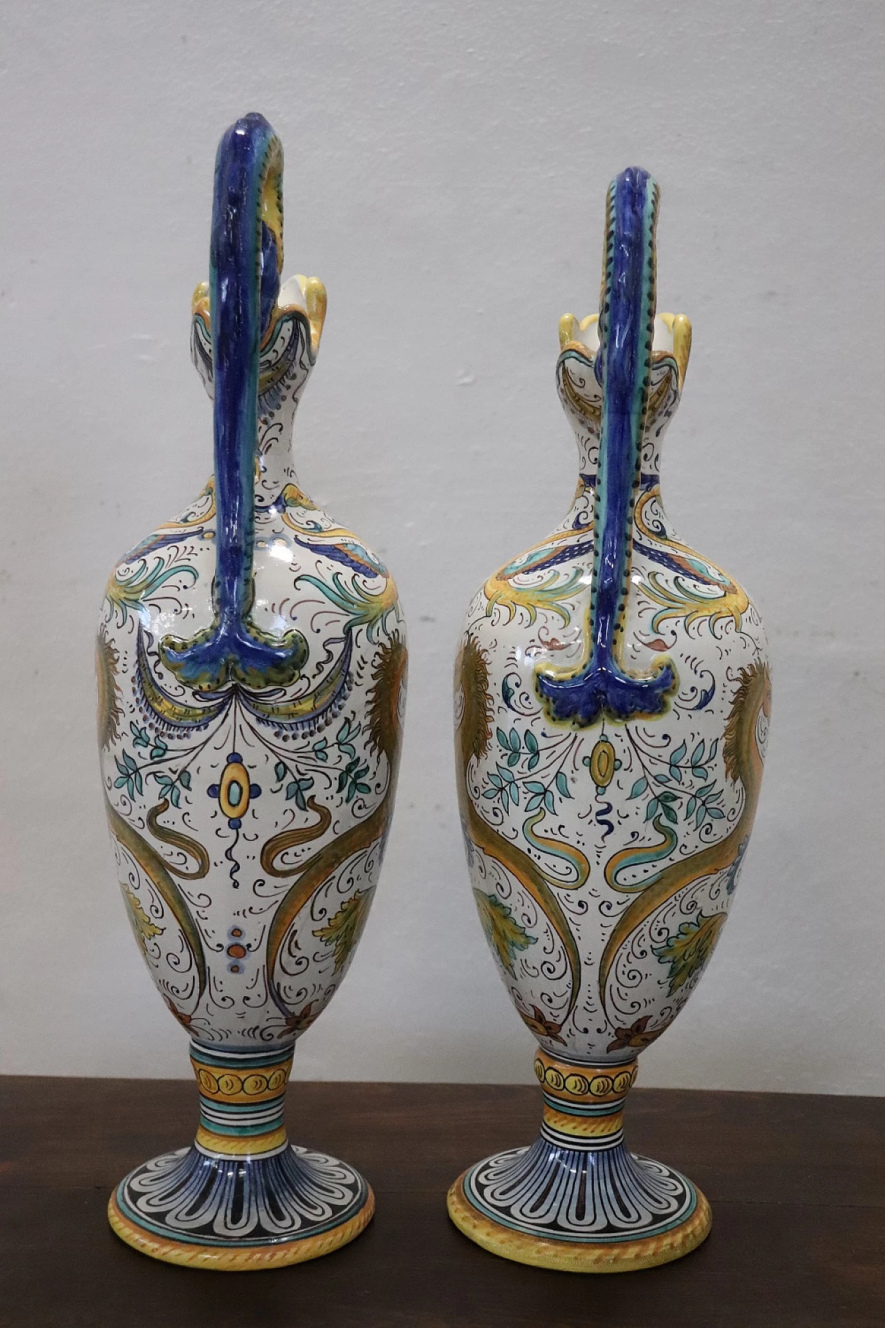 Pair of painted ceramic amphorae by Deruta, early 20th century 10