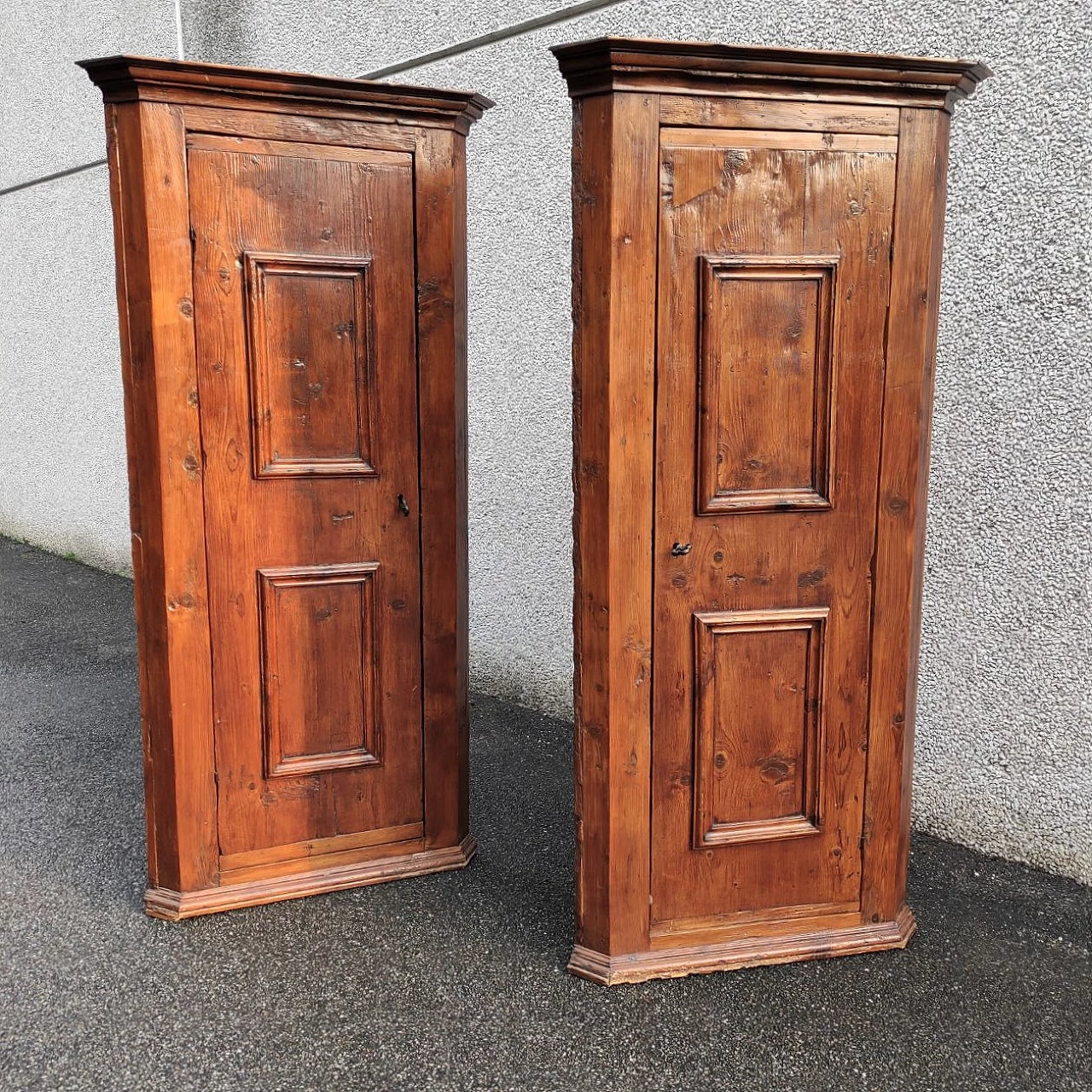 Pair of walnut-stained spruce corner cabinets, 18th century 3