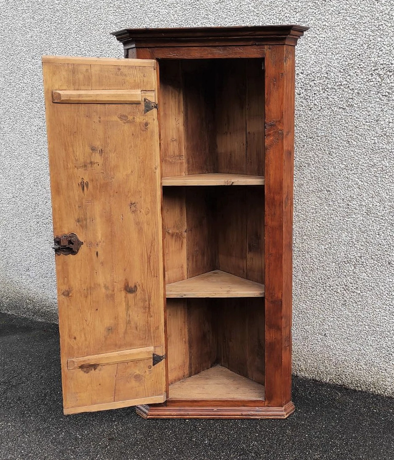 Pair of walnut-stained spruce corner cabinets, 18th century 6