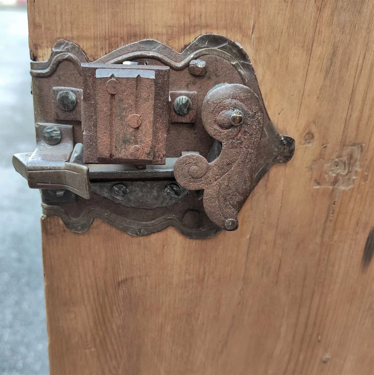 Pair of walnut-stained spruce corner cabinets, 18th century 12