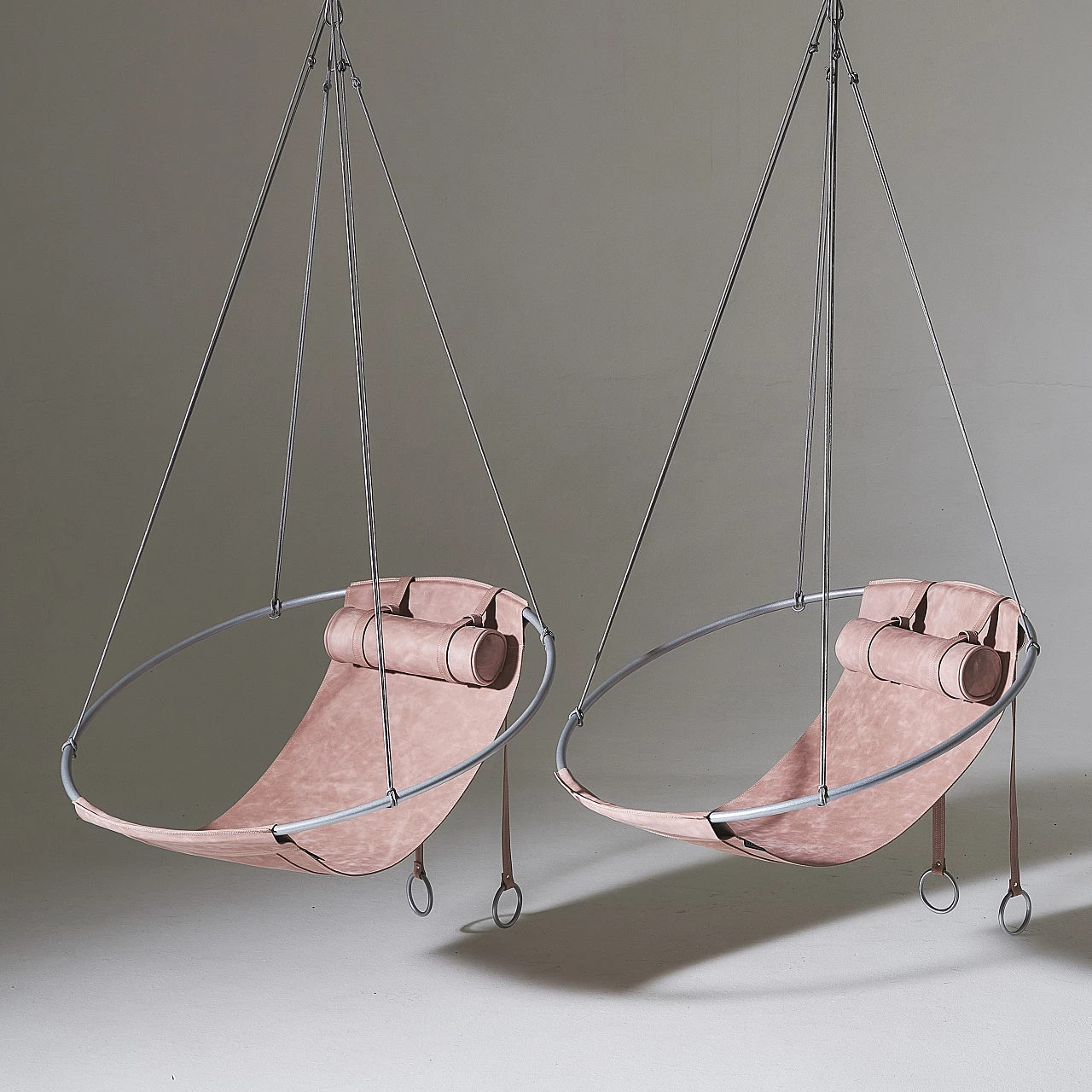 Poltrona sospesa in metallo e pelle rosa 2
