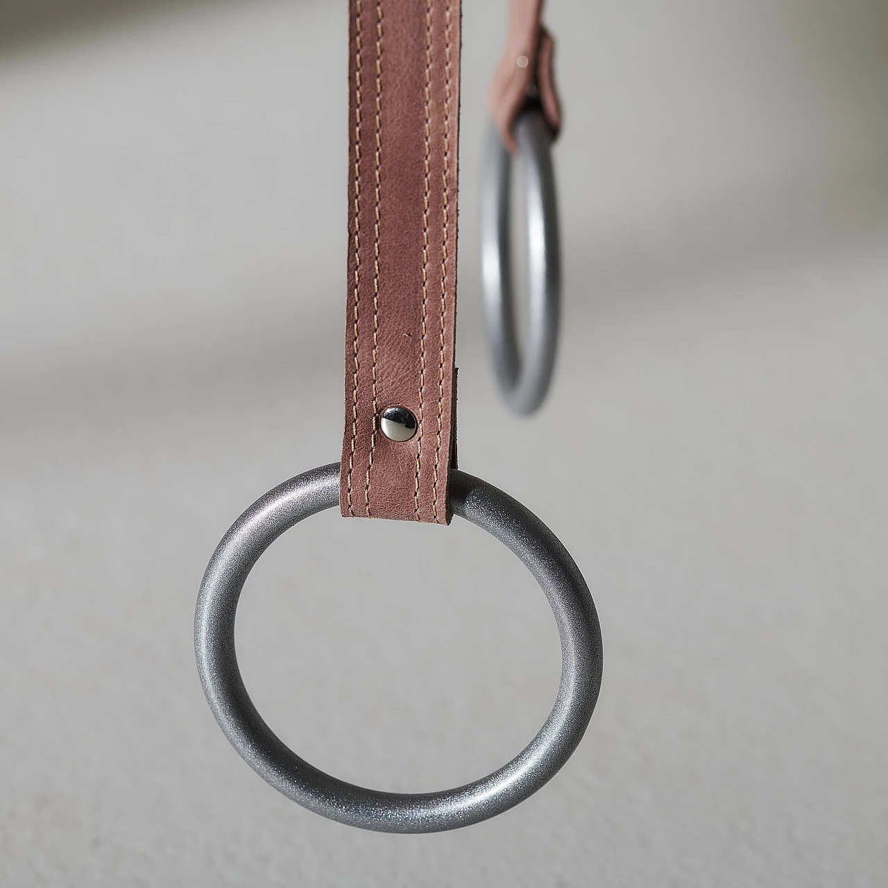 Poltrona sospesa in metallo e pelle rosa 4