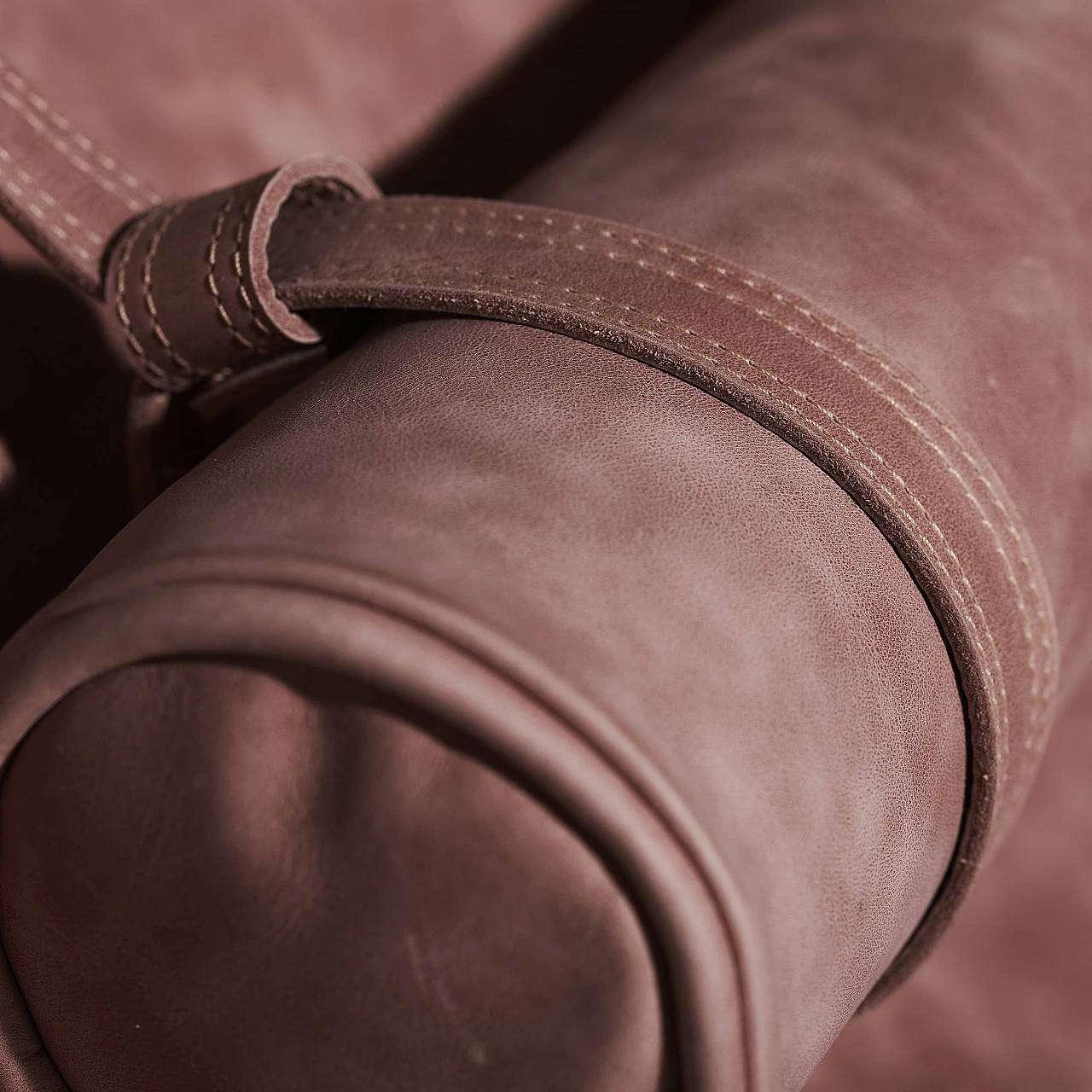 Poltrona sospesa in metallo e pelle rosa 5