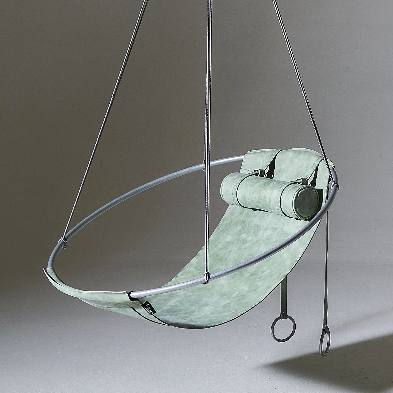 Poltrona sospesa in metallo e pelle rosa 8