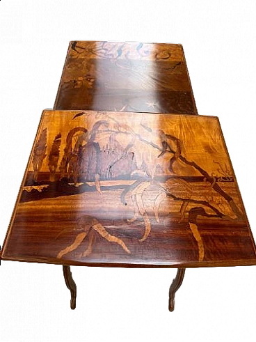 Coppia di tavolini in legno con paesaggio di Émile Gallé