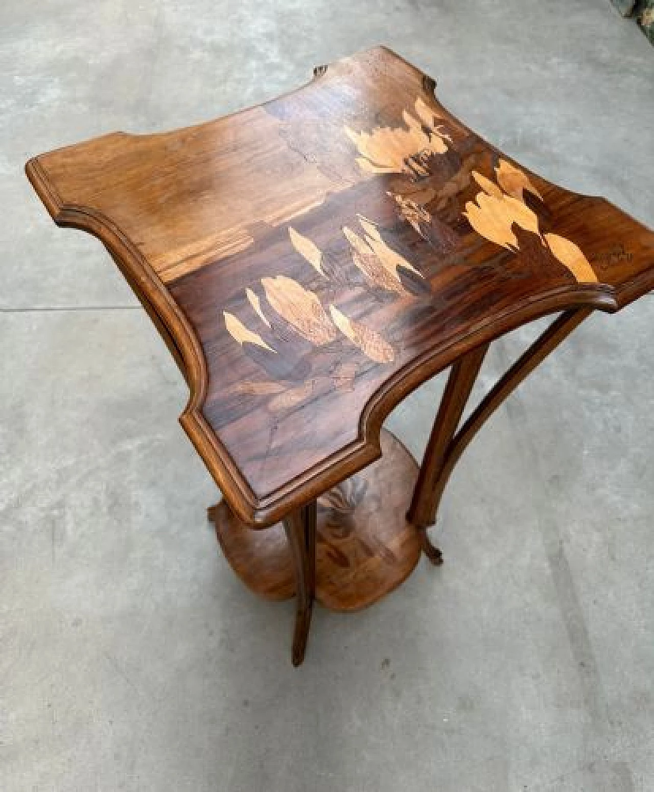 Tavolino in legno con doppio ripiano di Émile Gallé 4