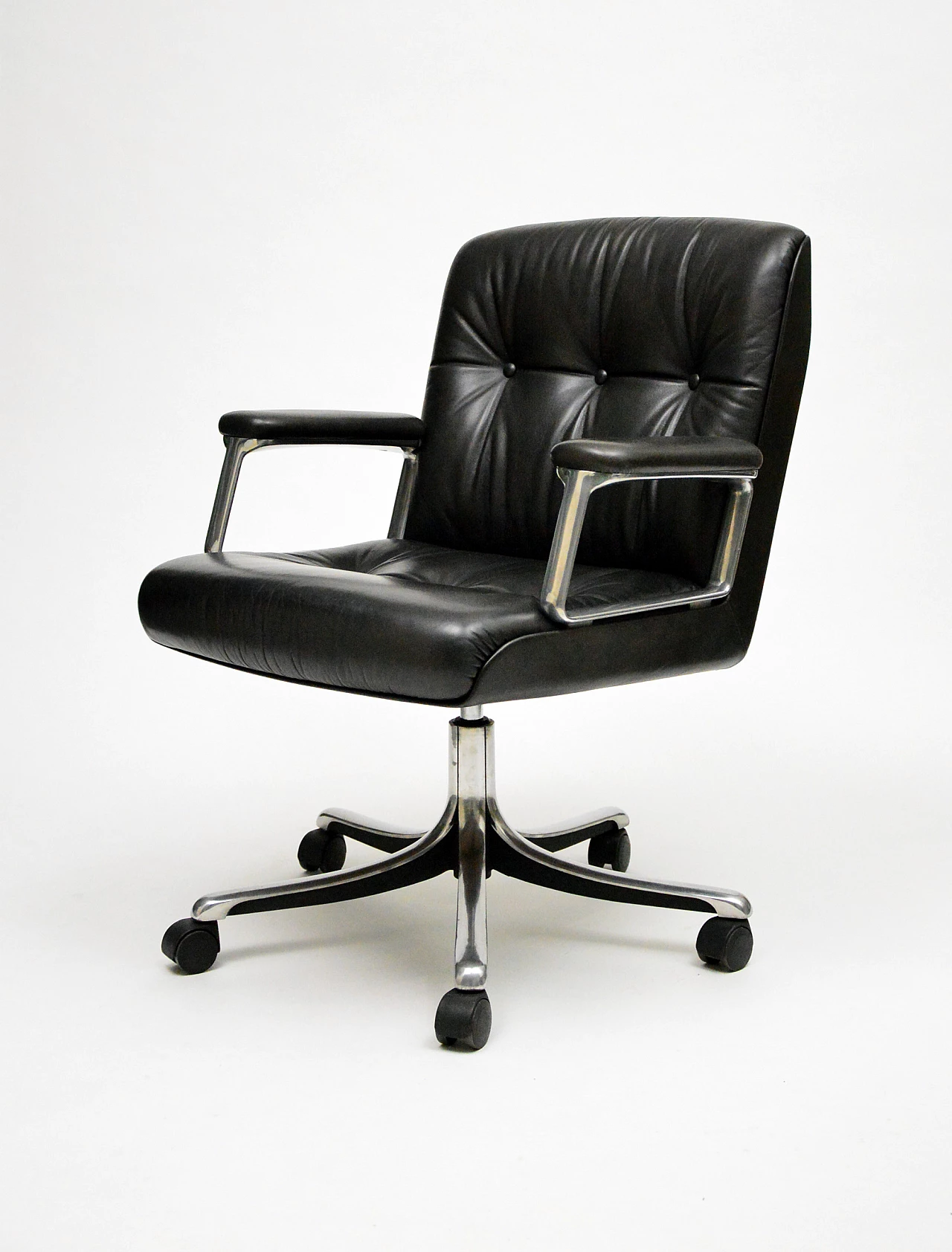 P126 leather swivel chair by Osvaldo Borsani for Tecno, 1960s 1