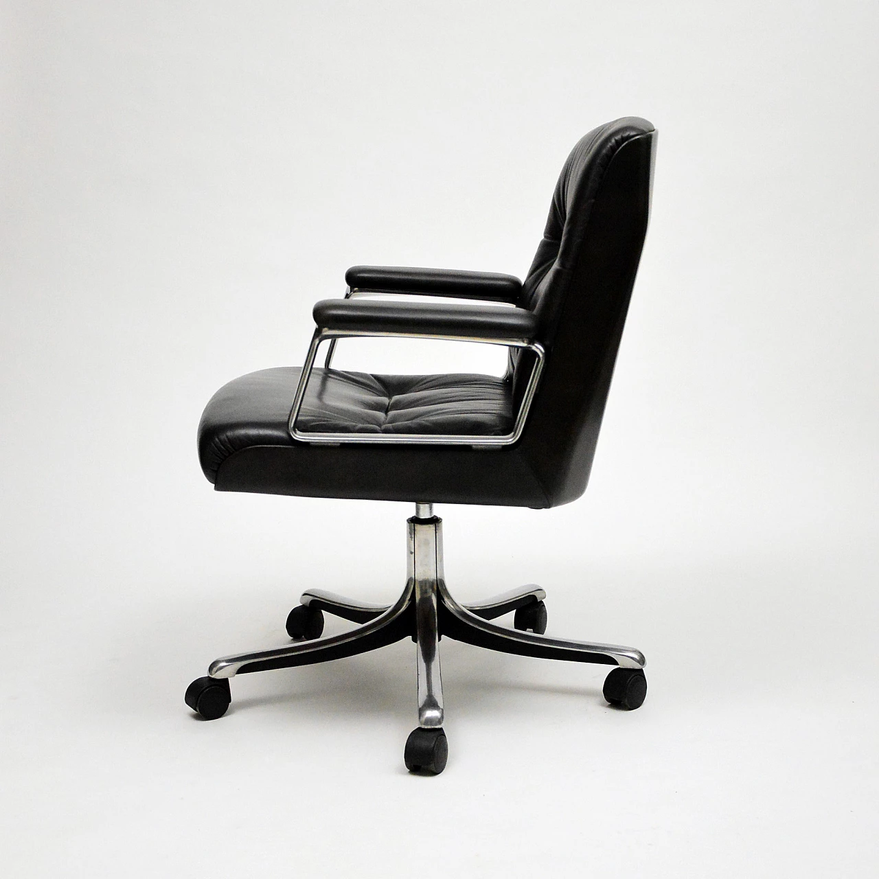 P126 leather swivel chair by Osvaldo Borsani for Tecno, 1960s 3