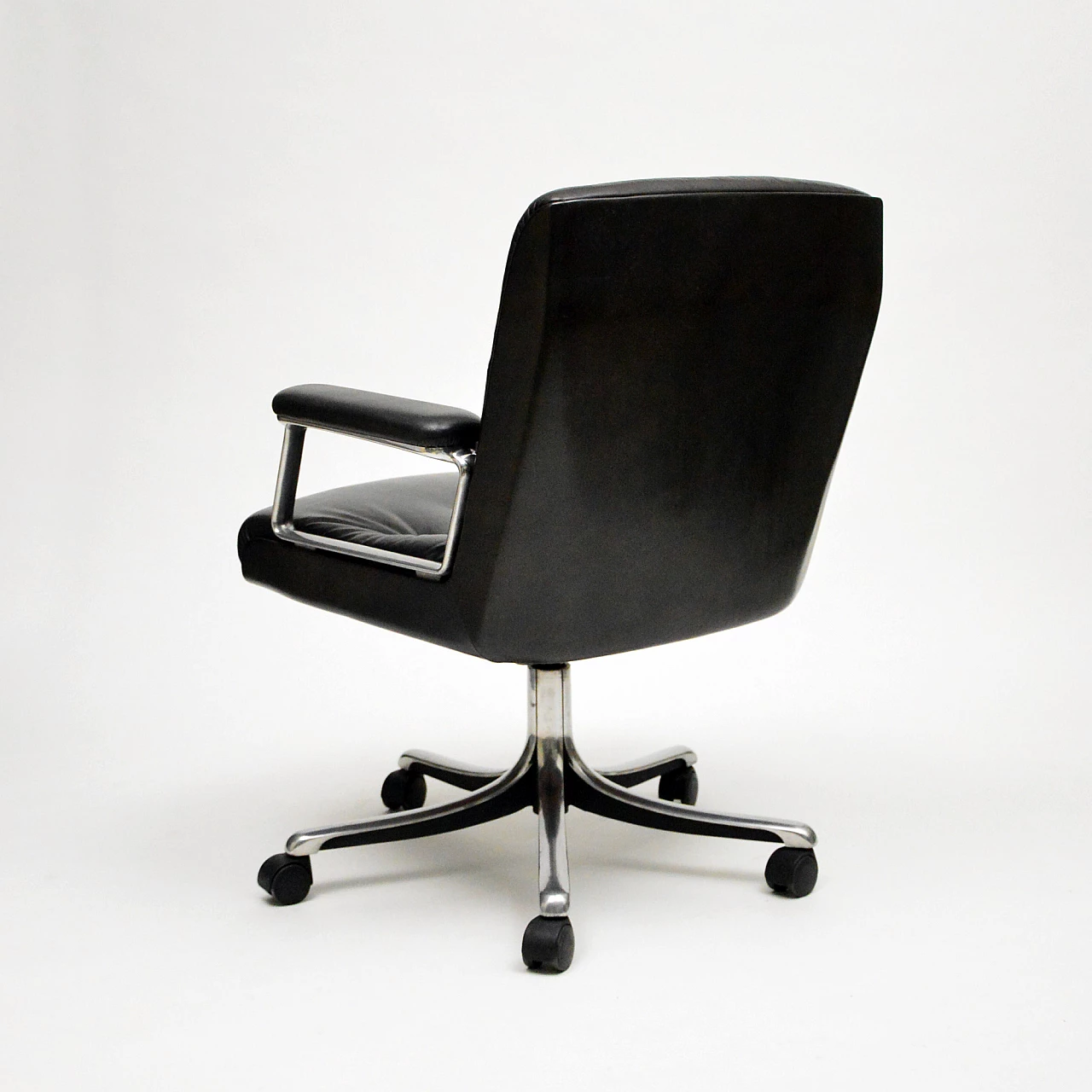 P126 leather swivel chair by Osvaldo Borsani for Tecno, 1960s 4