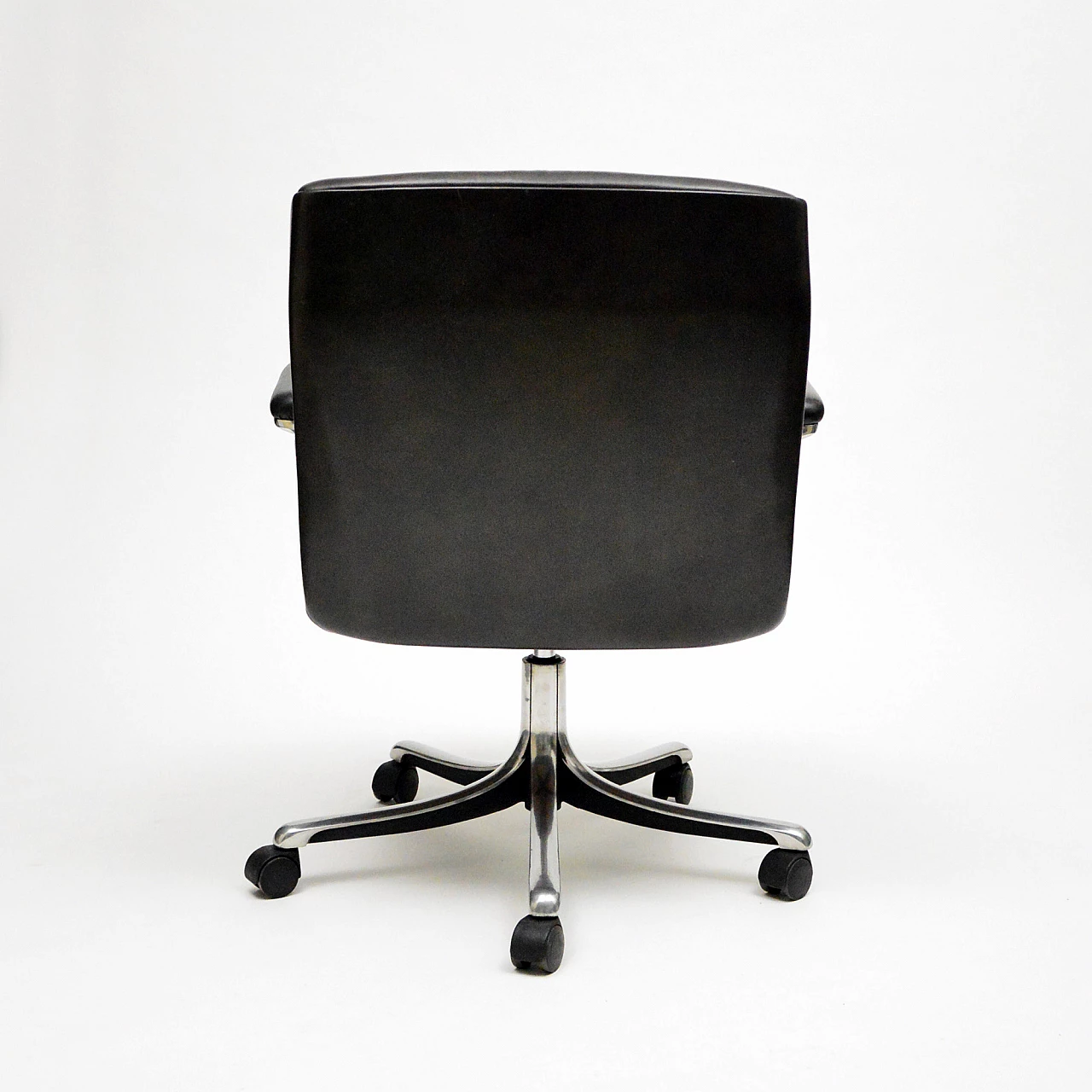 P126 leather swivel chair by Osvaldo Borsani for Tecno, 1960s 5