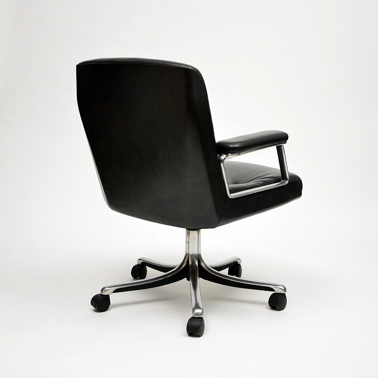 P126 leather swivel chair by Osvaldo Borsani for Tecno, 1960s 6