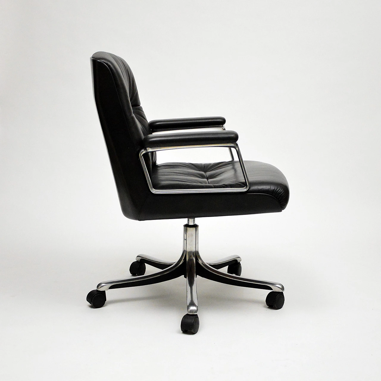 P126 leather swivel chair by Osvaldo Borsani for Tecno, 1960s 7