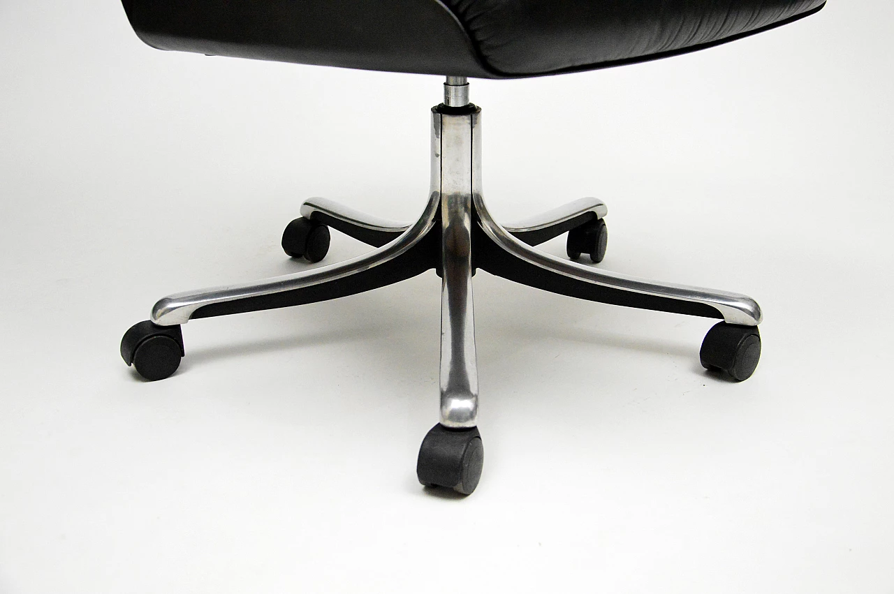P126 leather swivel chair by Osvaldo Borsani for Tecno, 1960s 10