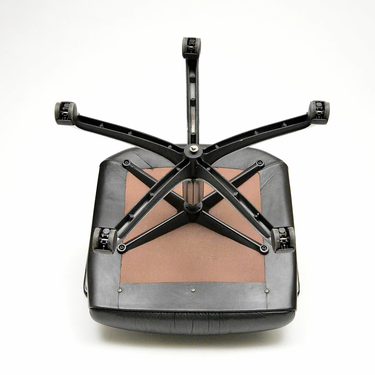 P126 leather swivel chair by Osvaldo Borsani for Tecno, 1960s 11