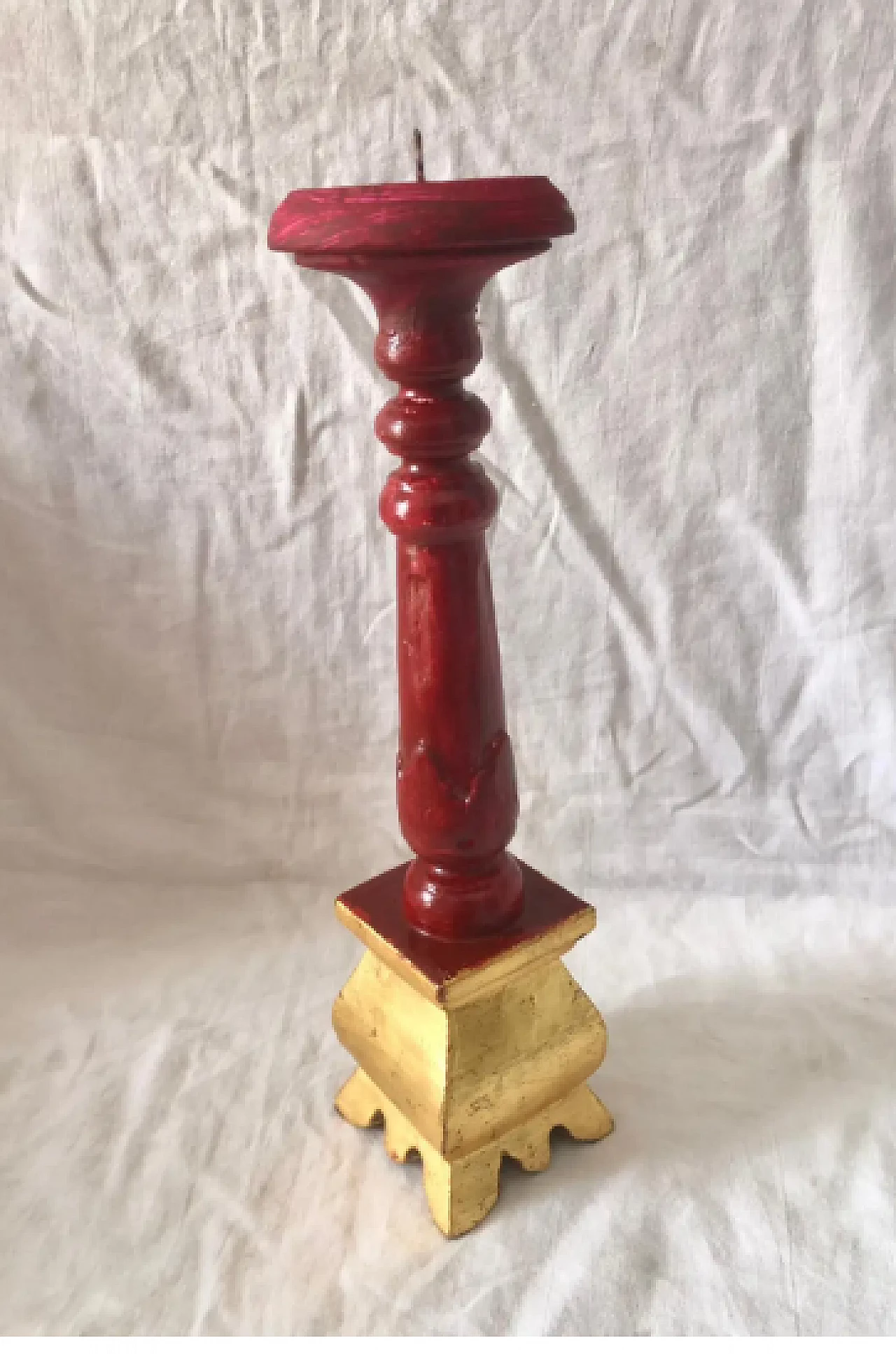 Candelabro in legno intagliato e laccato nei toni dell'oro e del rosso vino, anni '40 3