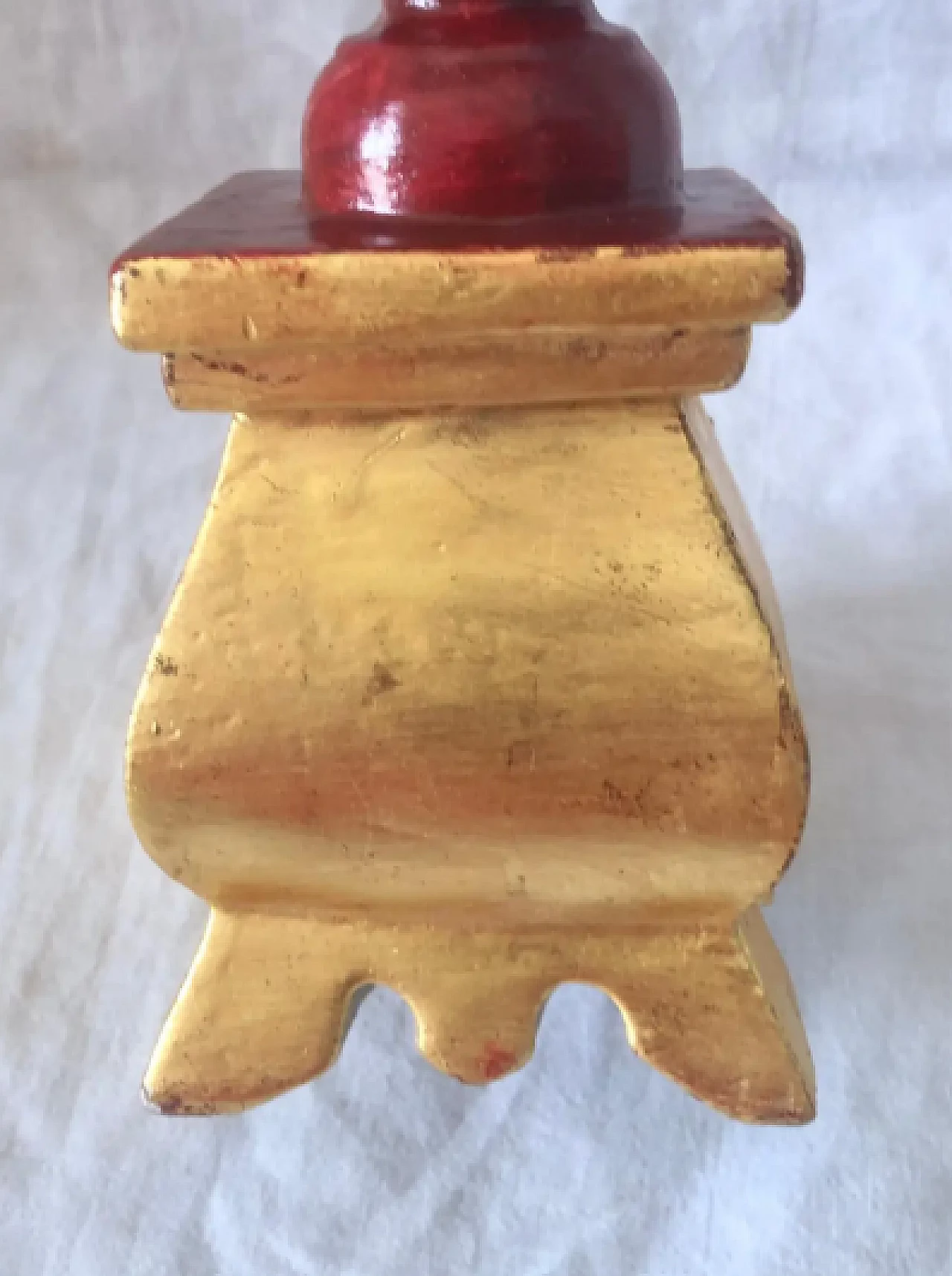 Candelabro in legno intagliato e laccato nei toni dell'oro e del rosso vino, anni '40 5