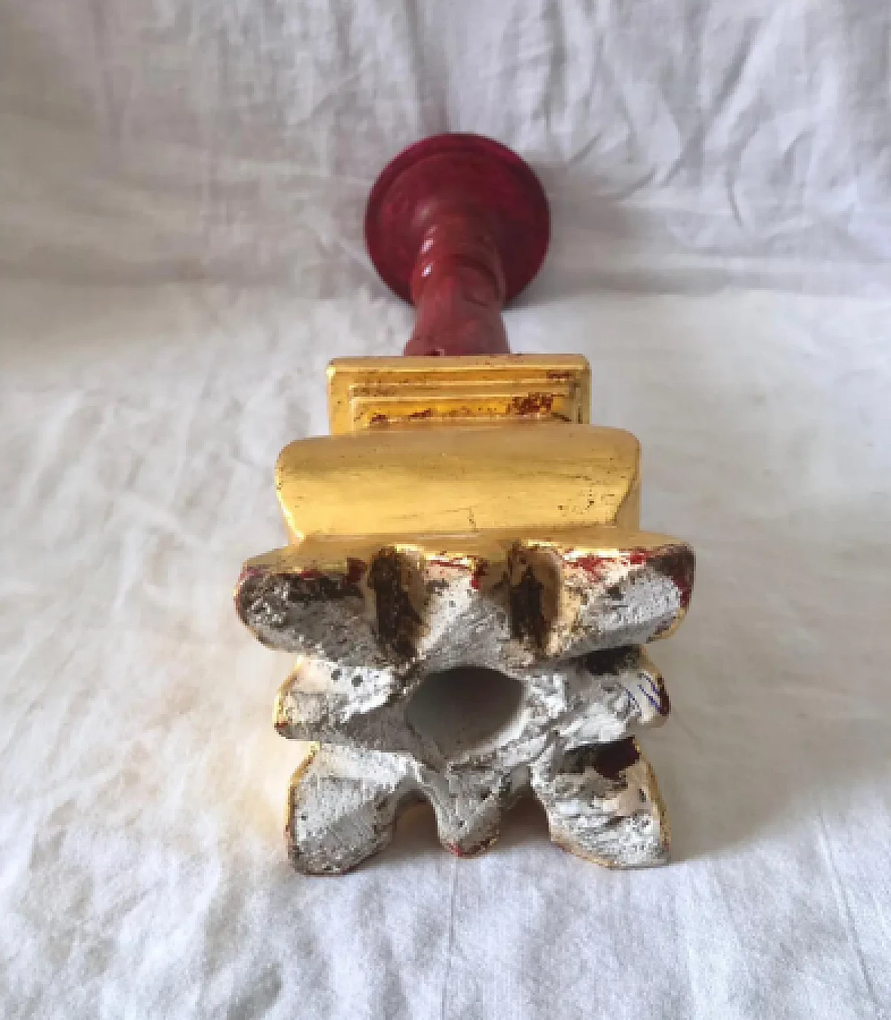Candelabro in legno intagliato e laccato nei toni dell'oro e del rosso vino, anni '40 8