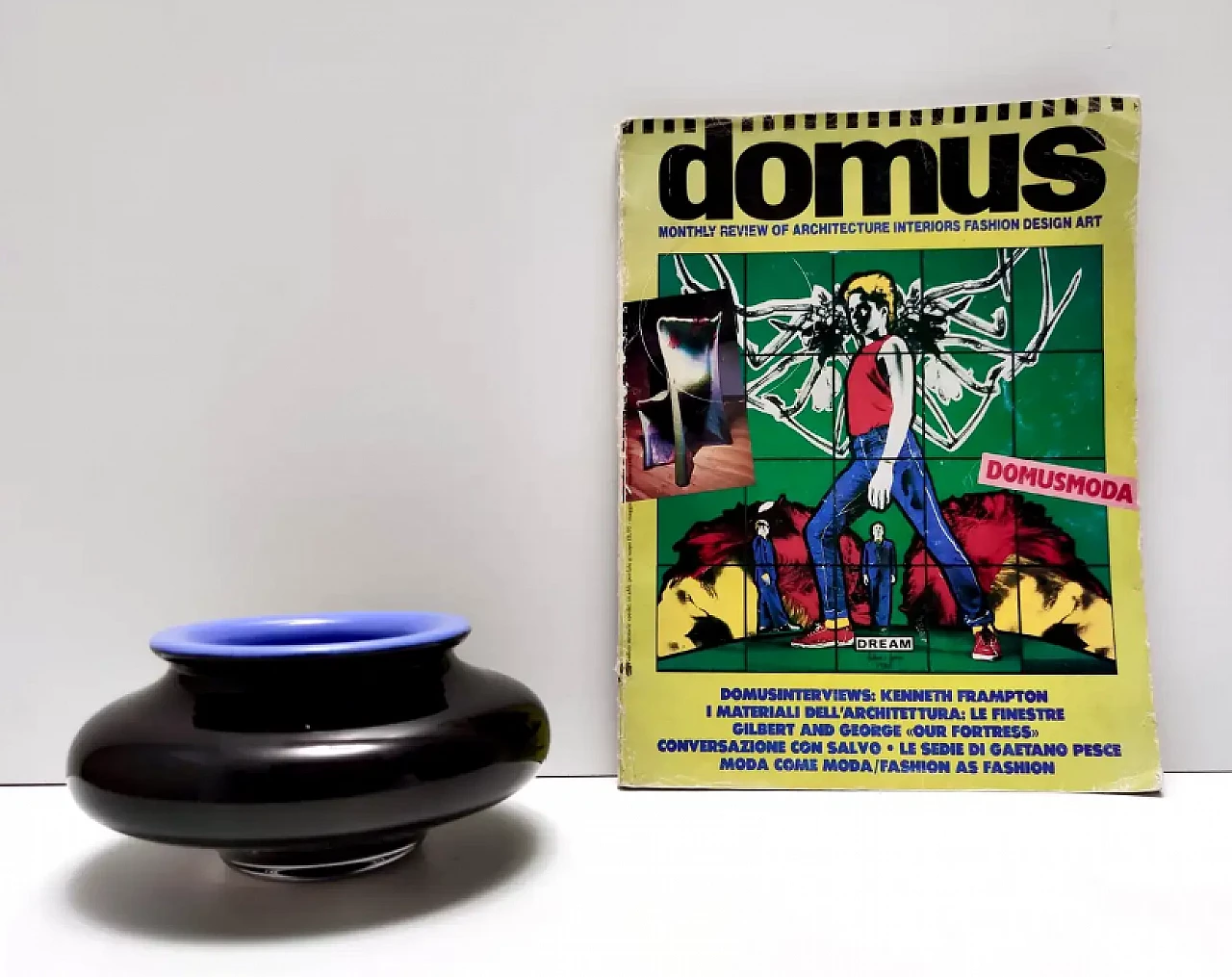 Vaso in vetro incamiciato nero e blu fiordaliso, anni '80 2