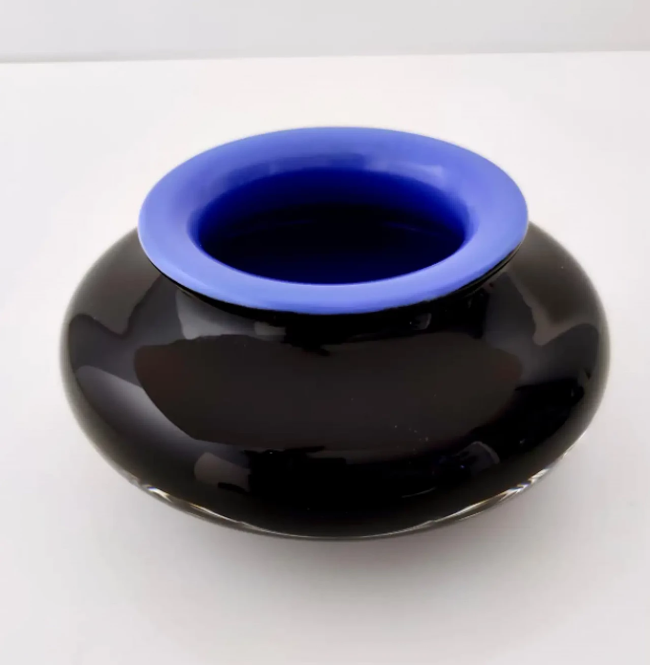 Vaso in vetro incamiciato nero e blu fiordaliso, anni '80 6