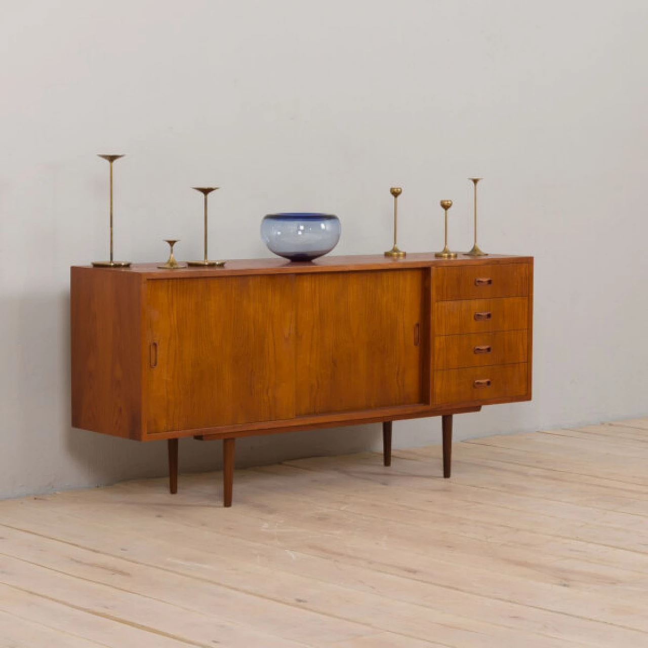 Credenza bassa danese classica in teak, anni '60 2