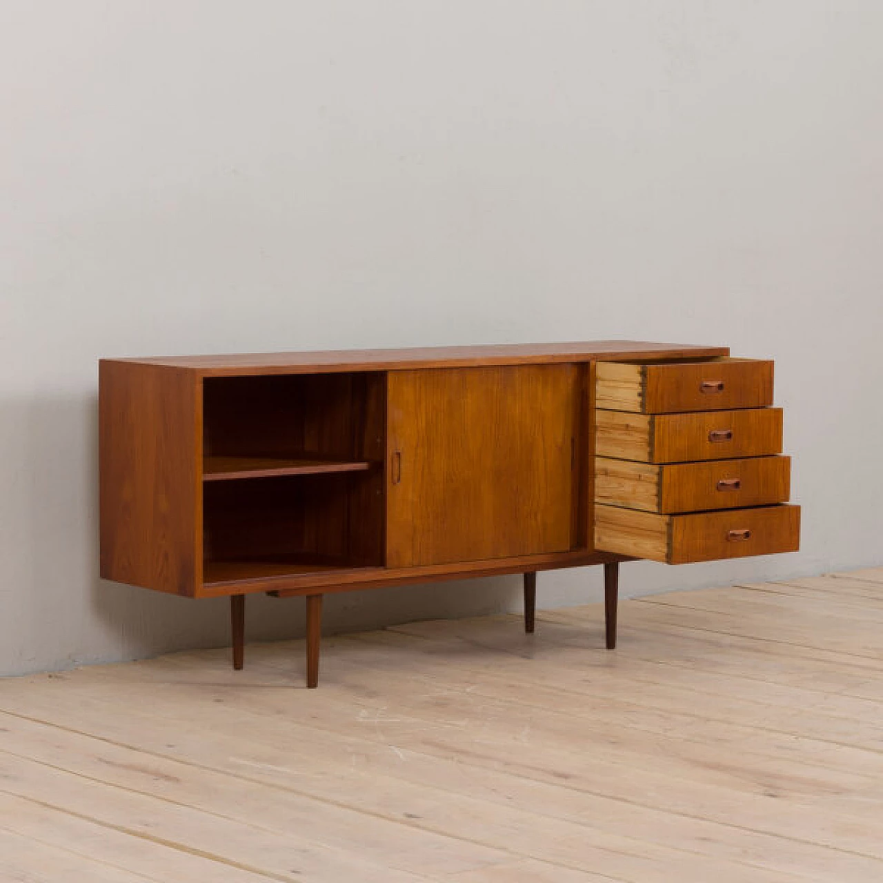 Credenza bassa danese classica in teak, anni '60 4