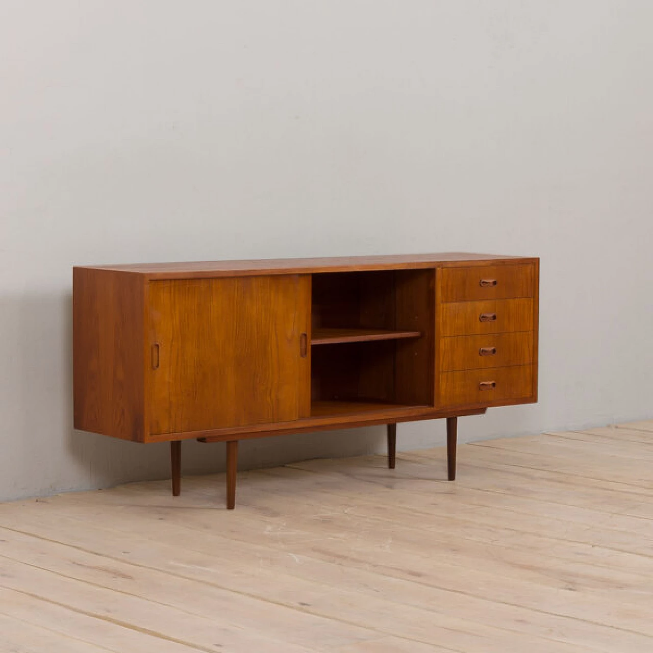 Credenza bassa danese classica in teak, anni '60 5