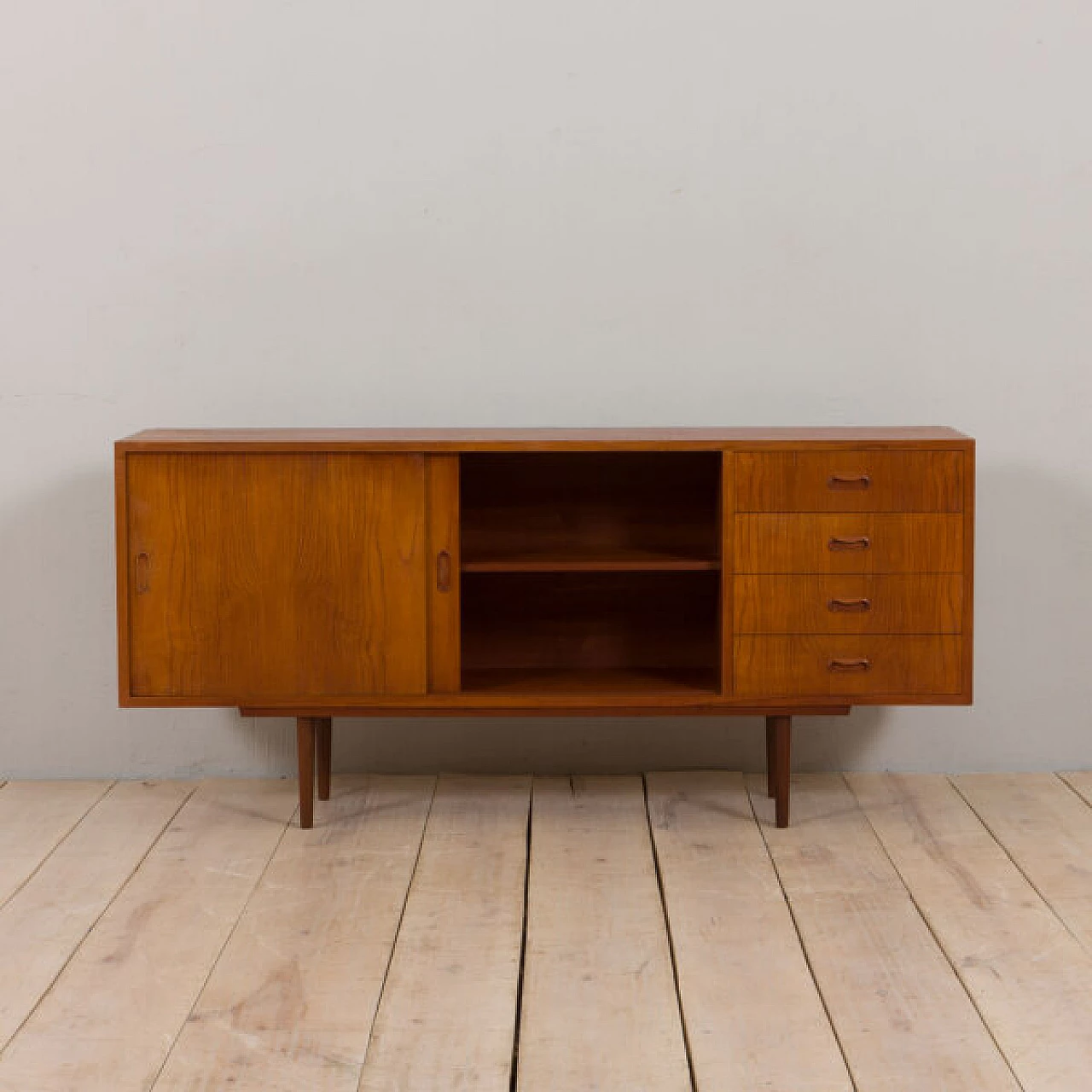 Credenza bassa danese classica in teak, anni '60 7