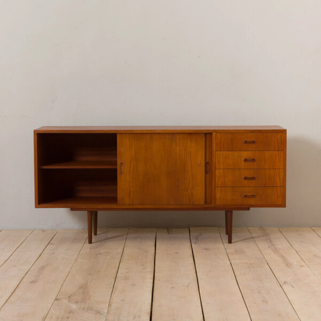 Credenza bassa danese classica in teak, anni '60 8