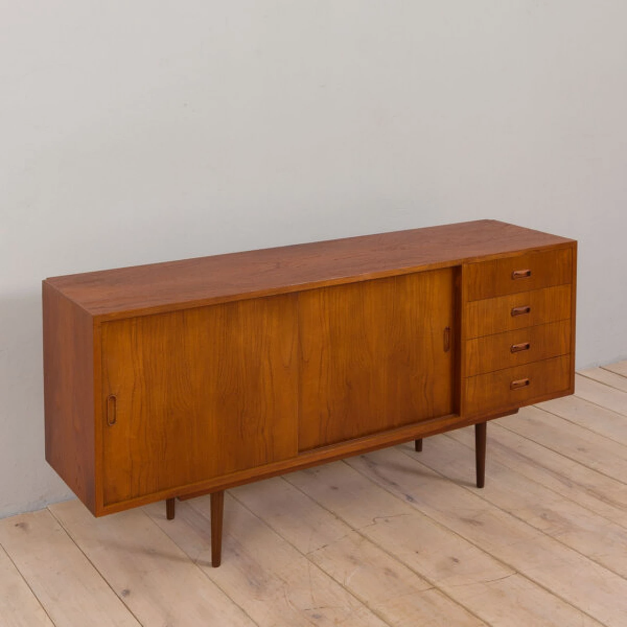 Credenza bassa danese classica in teak, anni '60 9