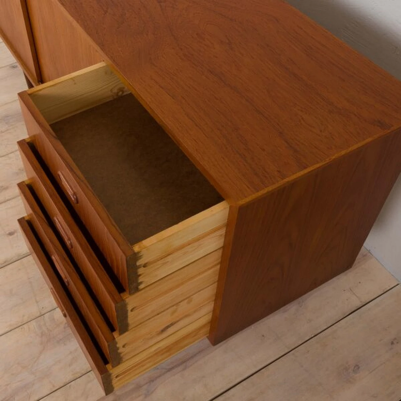 Credenza bassa danese classica in teak, anni '60 10