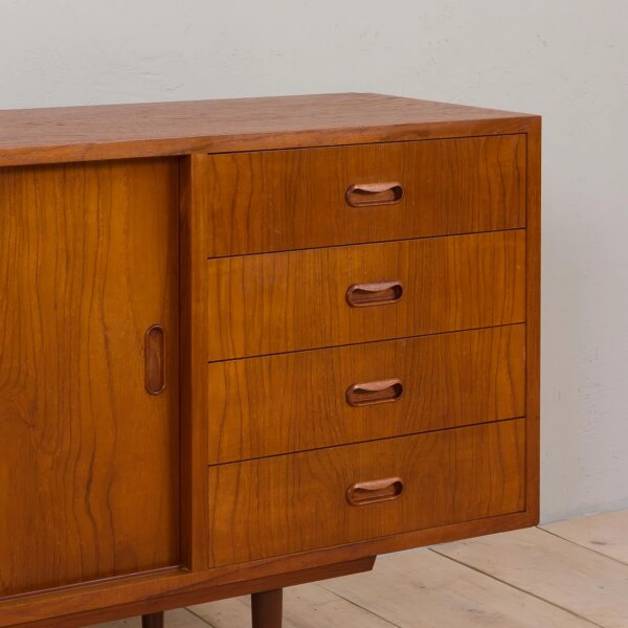 Credenza bassa danese classica in teak, anni '60 11