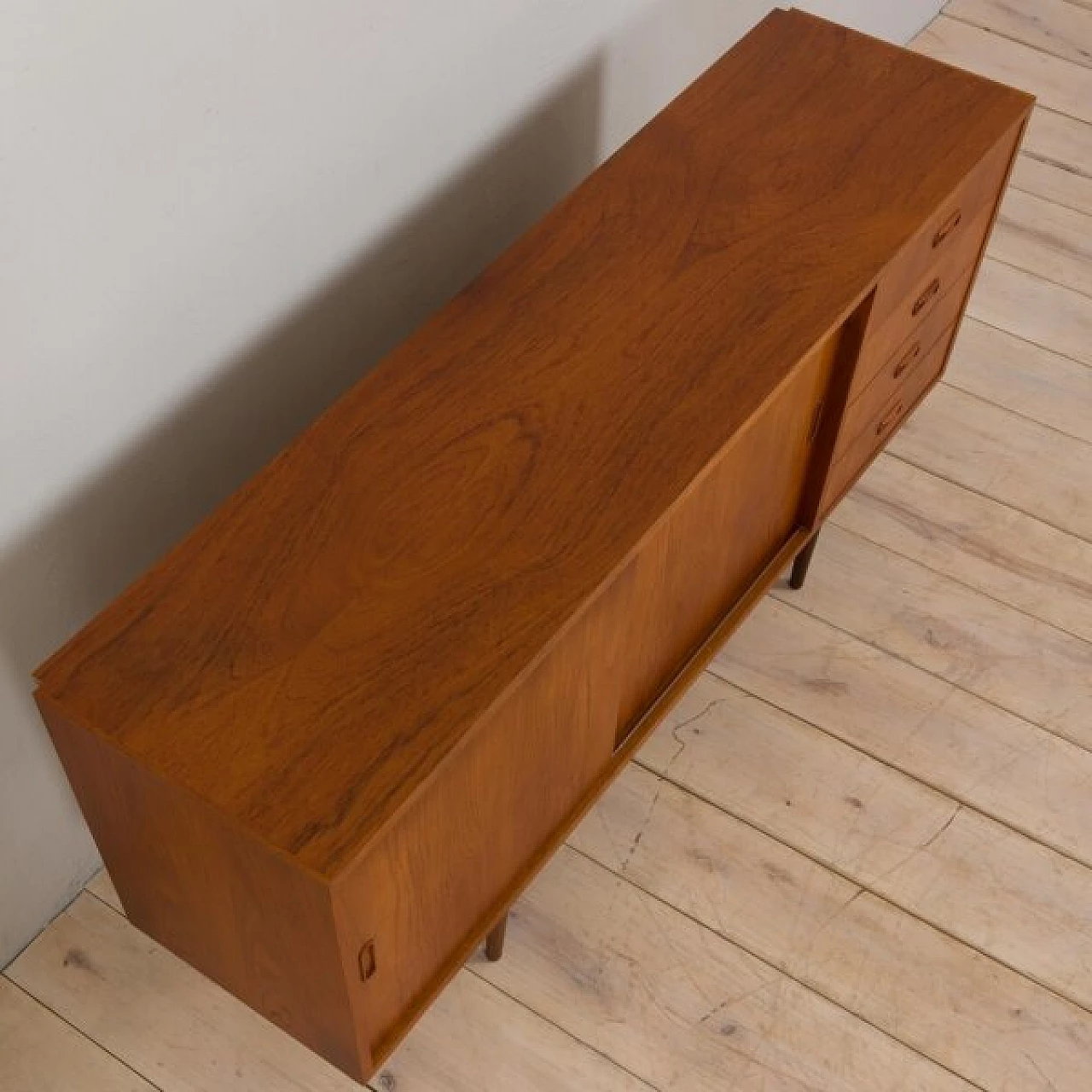 Credenza bassa danese classica in teak, anni '60 12