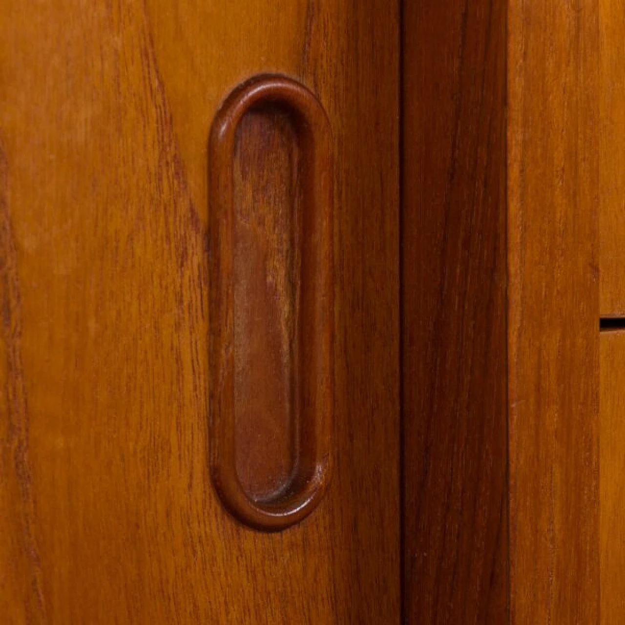 Credenza bassa danese classica in teak, anni '60 14