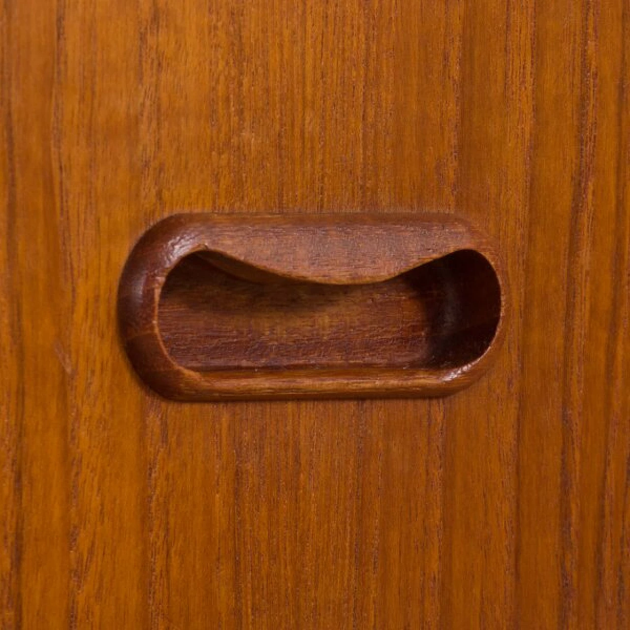 Credenza bassa danese classica in teak, anni '60 15