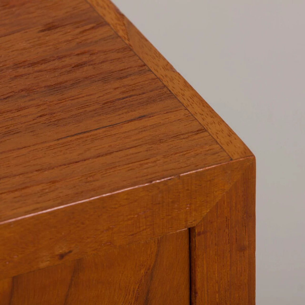 Credenza bassa danese classica in teak, anni '60 16