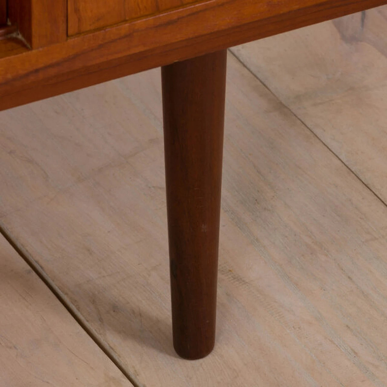 Credenza bassa danese classica in teak, anni '60 17