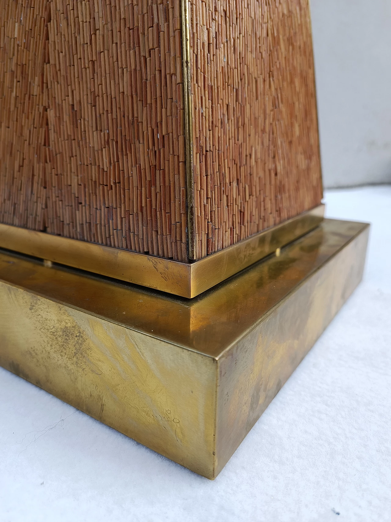 Obelisco in midollino e metallo dorato di Tarzia Firenze, anni '60 3