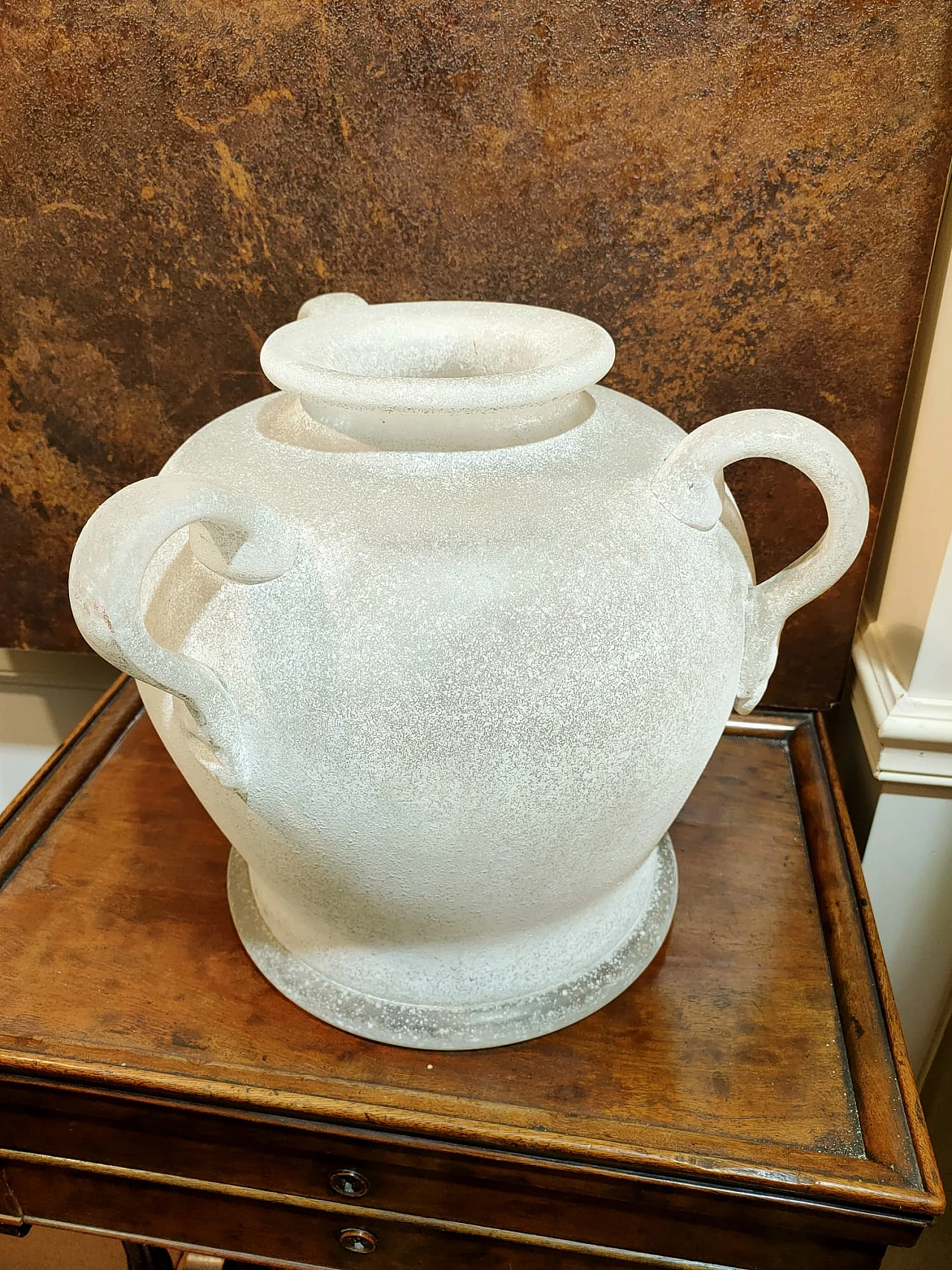 Vaso Scavo con tre anse in vetro bianco di Seguso, anni '80 1