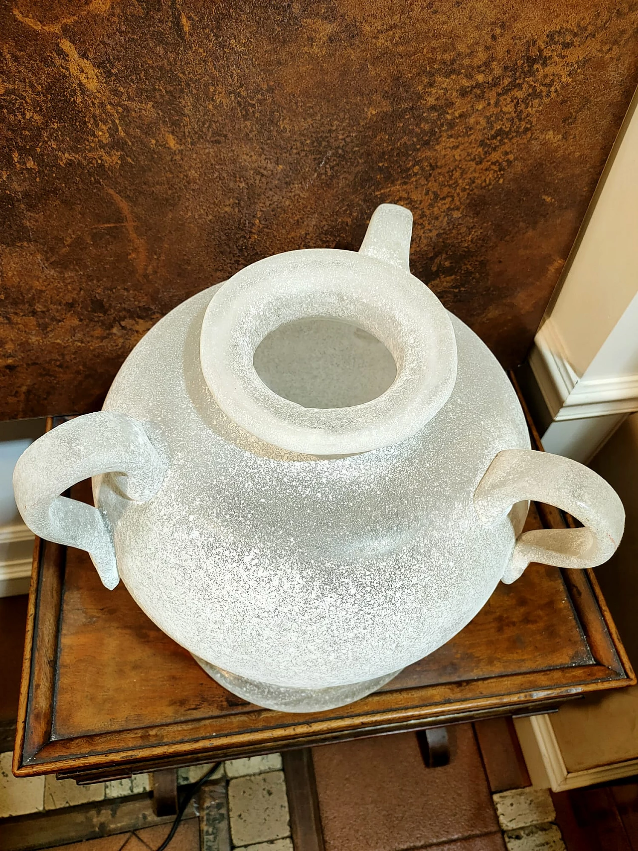 Vaso Scavo con tre anse in vetro bianco di Seguso, anni '80 2