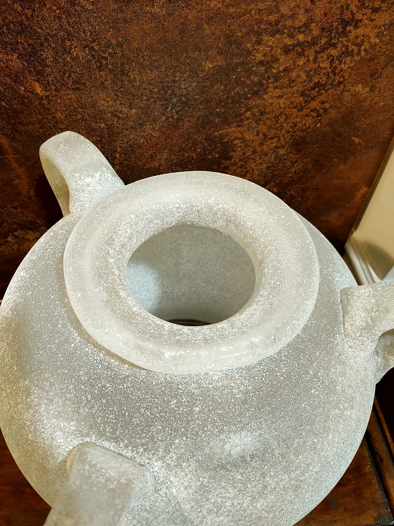 Vaso Scavo con tre anse in vetro bianco di Seguso, anni '80 3