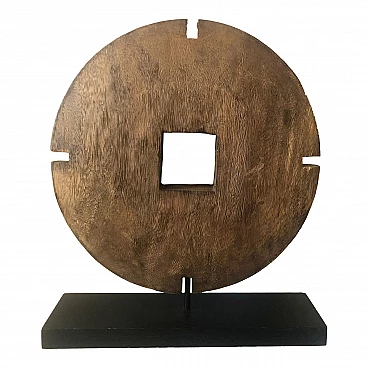 Disco di legno intagliato in stile asiatico su supporto in legno, anni '50