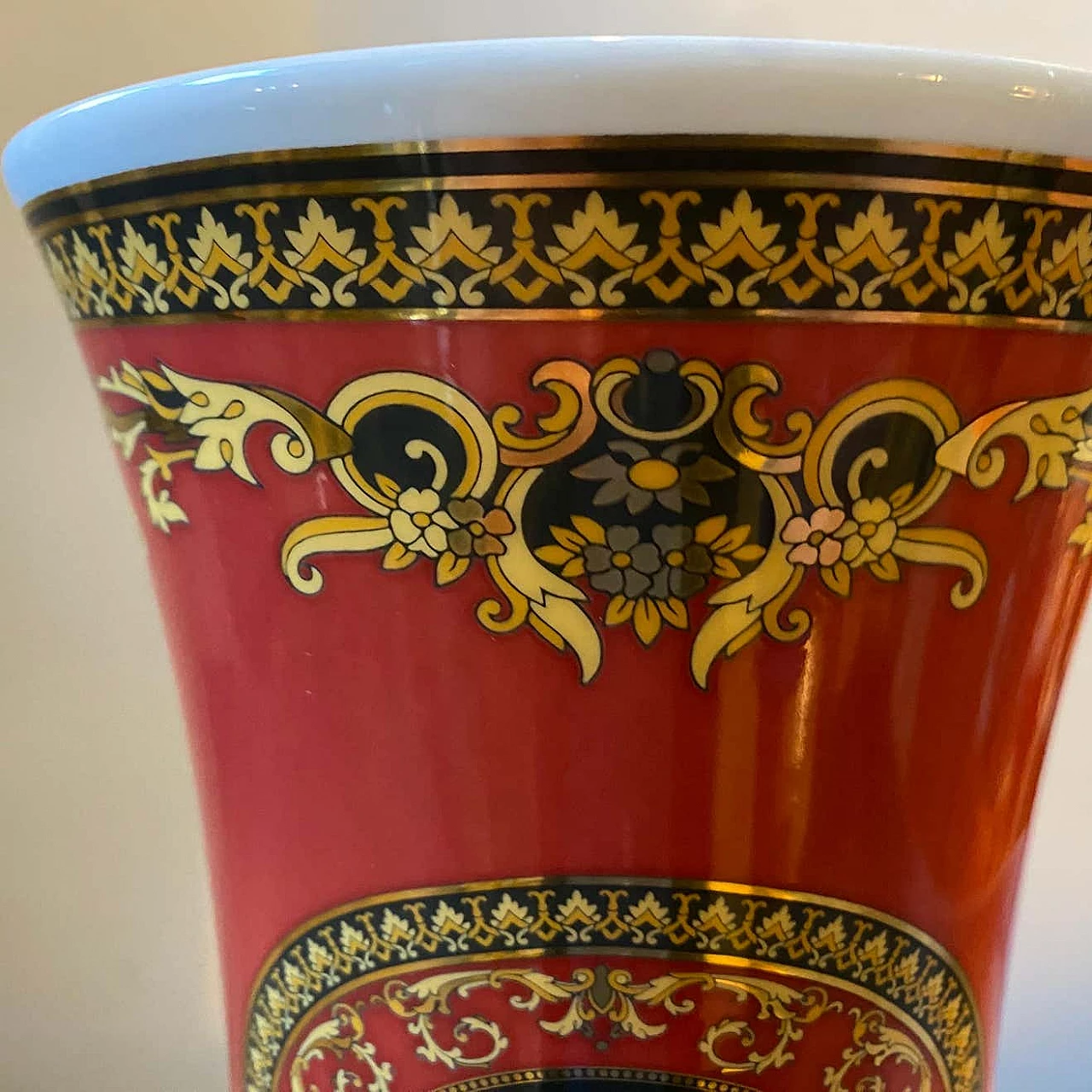 Vaso Medusa in porcellana di Gianni Versace per Rosenthal, anni '90 4