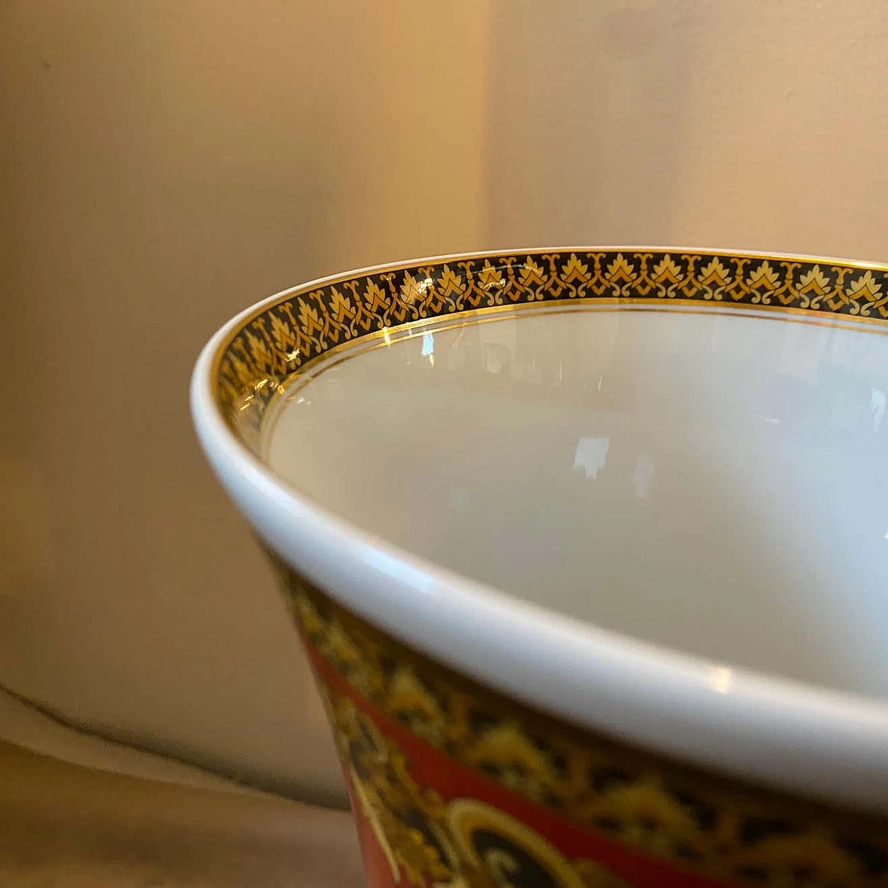 Vaso Medusa in porcellana di Gianni Versace per Rosenthal, anni '90 7