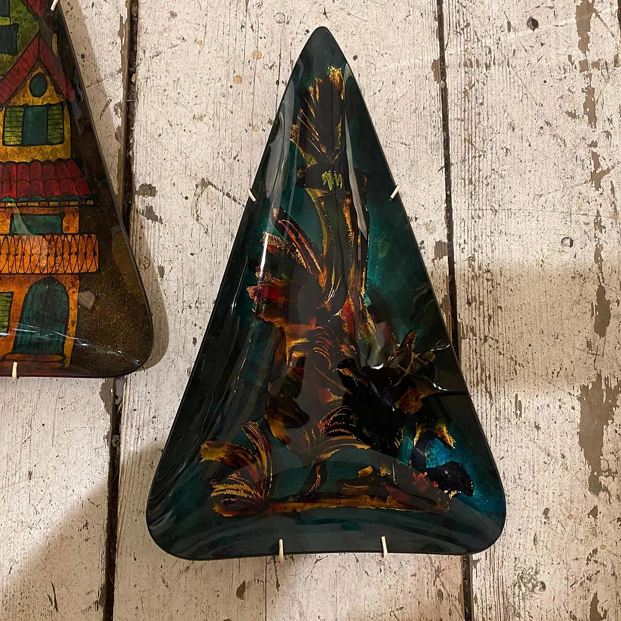 Coppia di piatti triangolari in vetro dipinti, anni '50 5