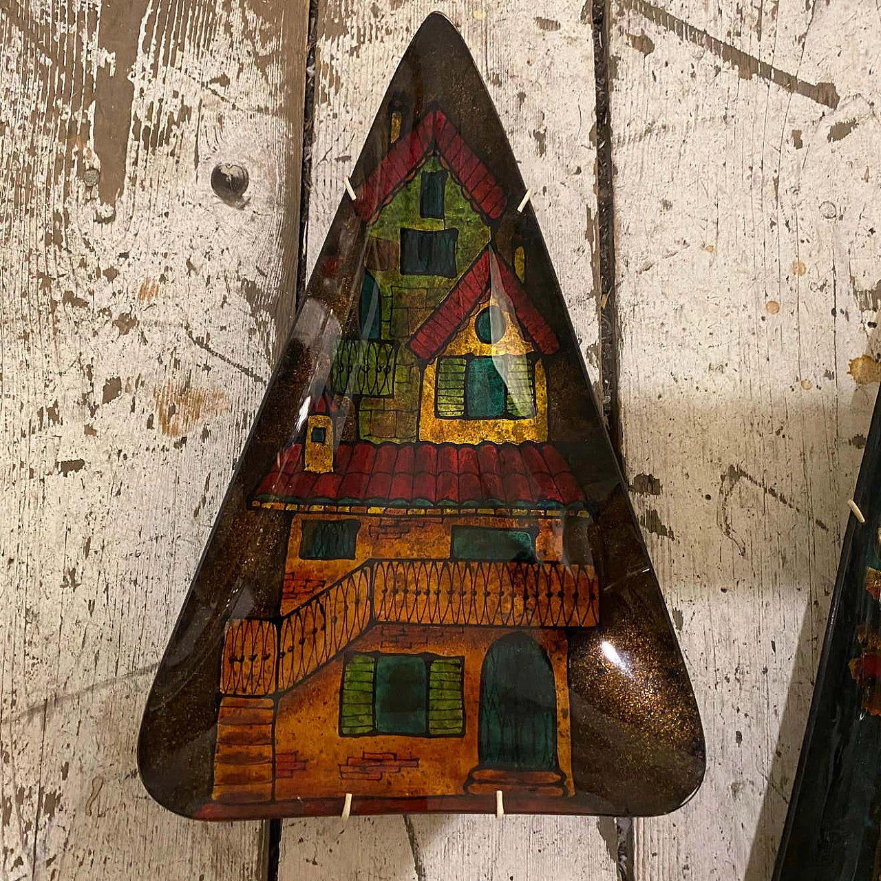 Coppia di piatti triangolari in vetro dipinti, anni '50 6