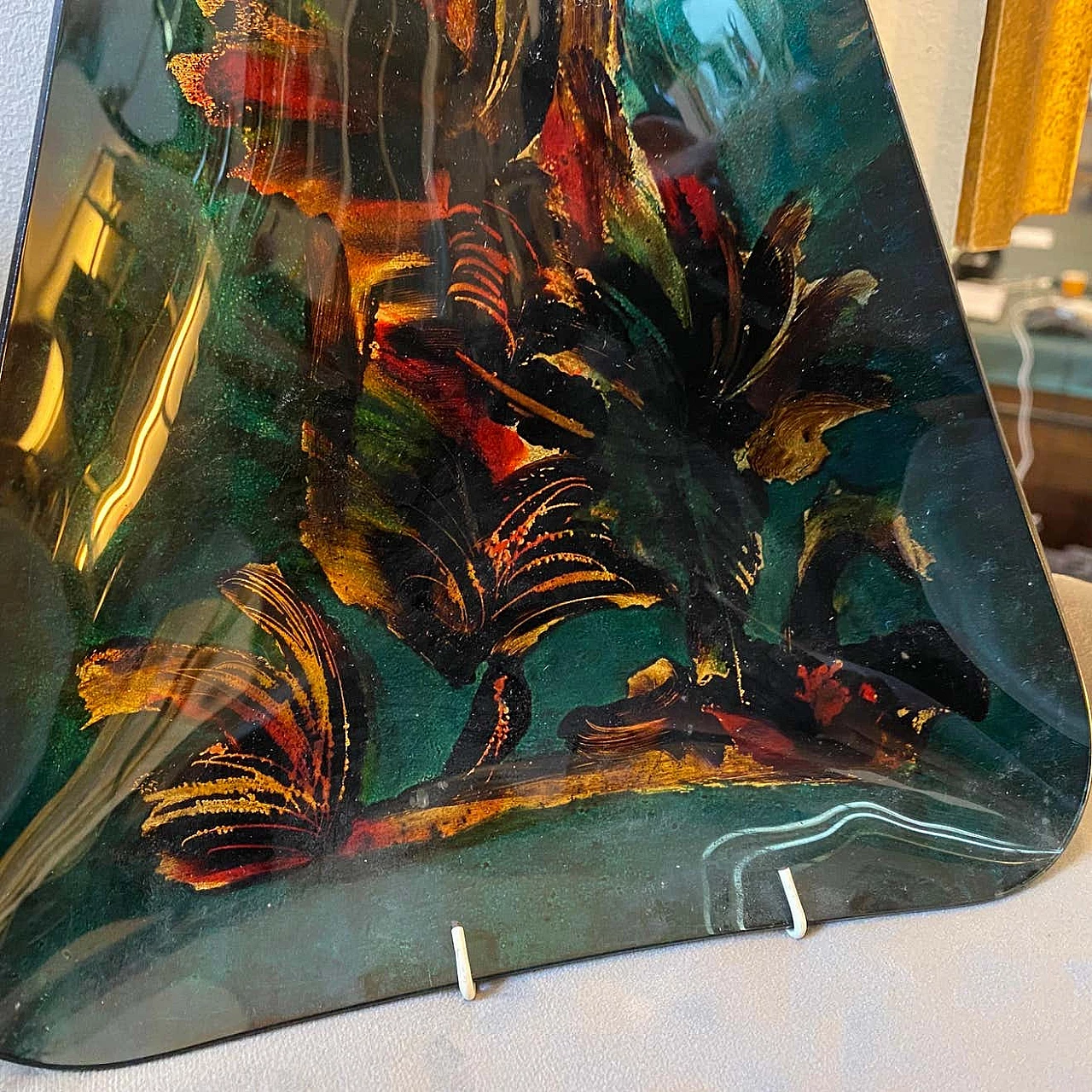 Coppia di piatti triangolari in vetro dipinti, anni '50 11